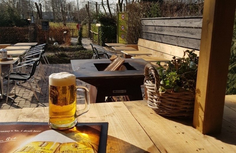 Genieten op het terras van het eetcaf bij camping de kleine abtshoeve 1